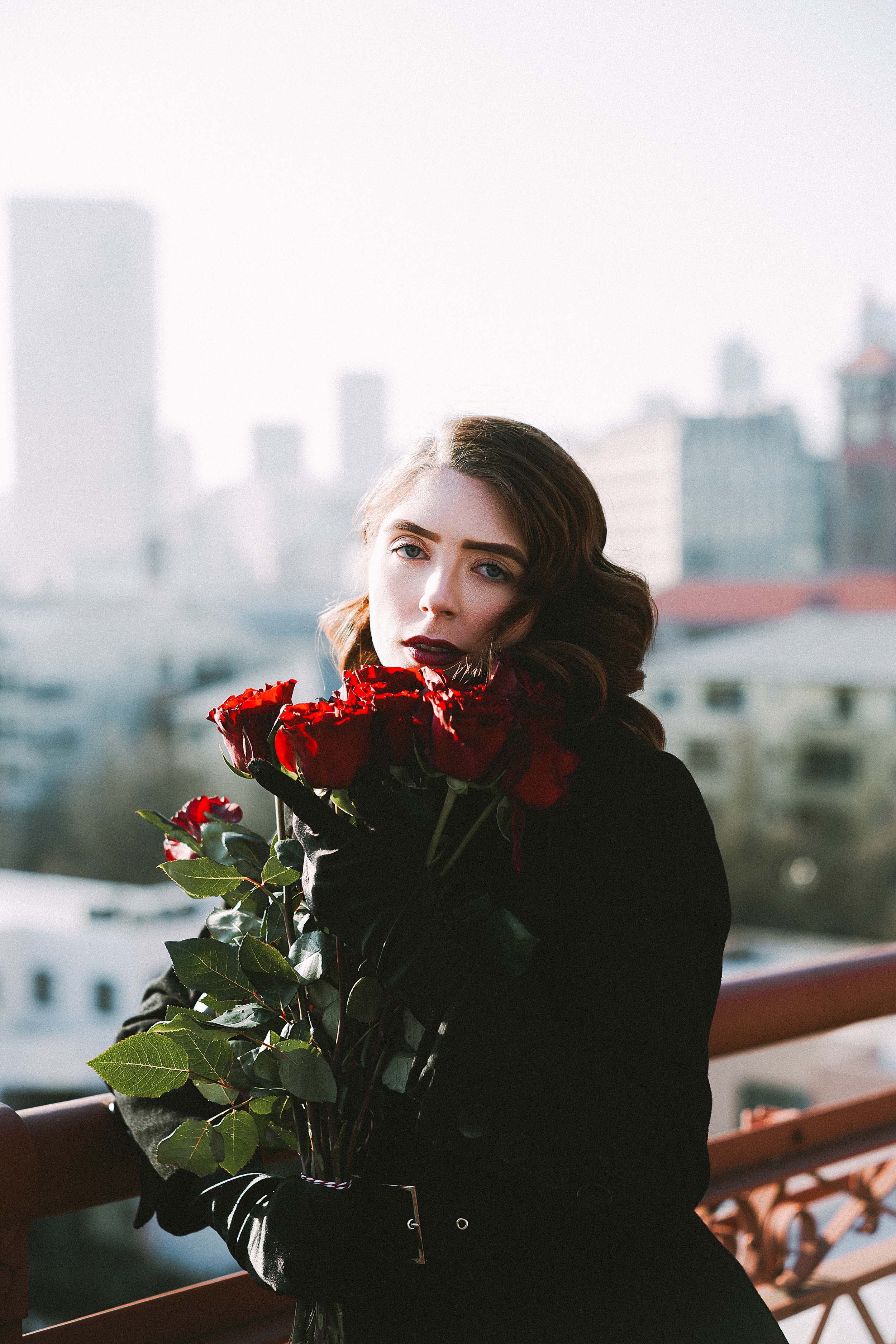 Elegant and Romantic 40s-Inspired Portraits on the Broadway Bridge — photograph 16 of 23